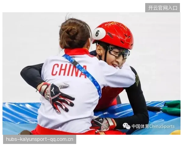 短道速滑武大靖突破内道险胜对手，勇创辉煌